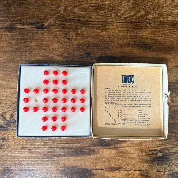 Hi-Q Puzzle Game - Picture 2 of 6